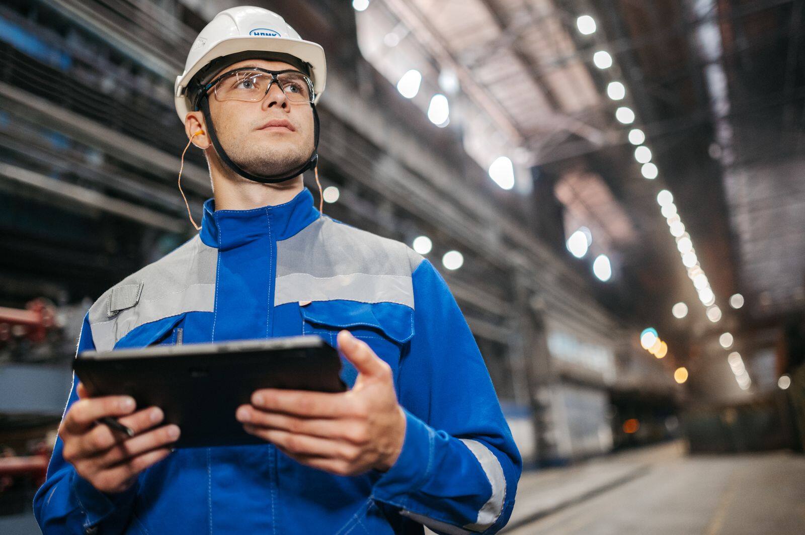 Engenheiro usando tablet dentro de uma planta industrial