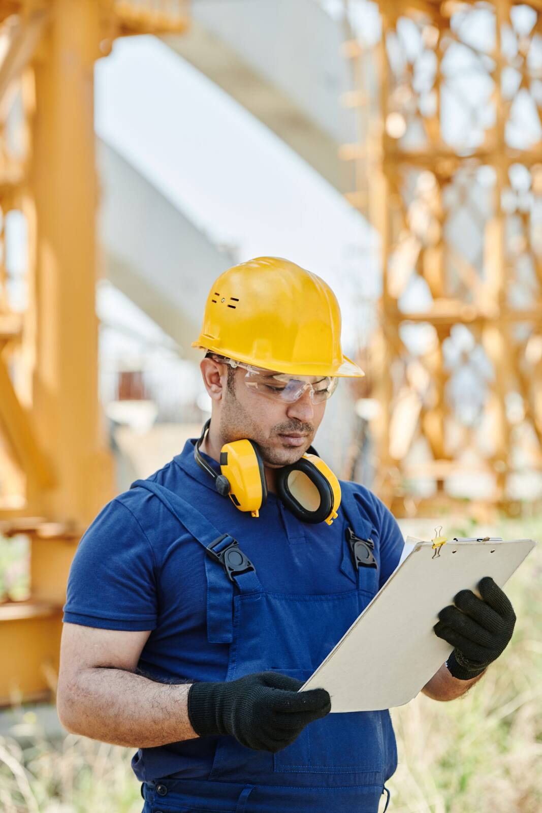 Operador com capacete e abafador conferindo checklist