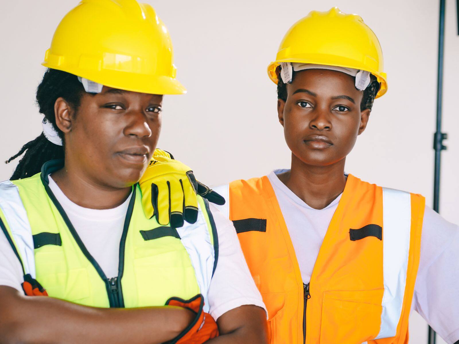 Profissionais de segurança do trabalho com capacete e colete