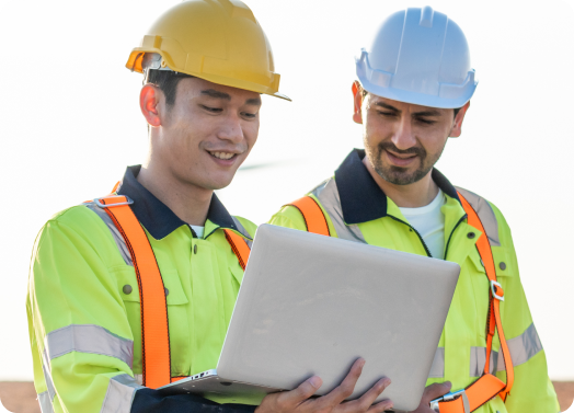 Trabalhadores usando o sistema valida epi no computador em campo