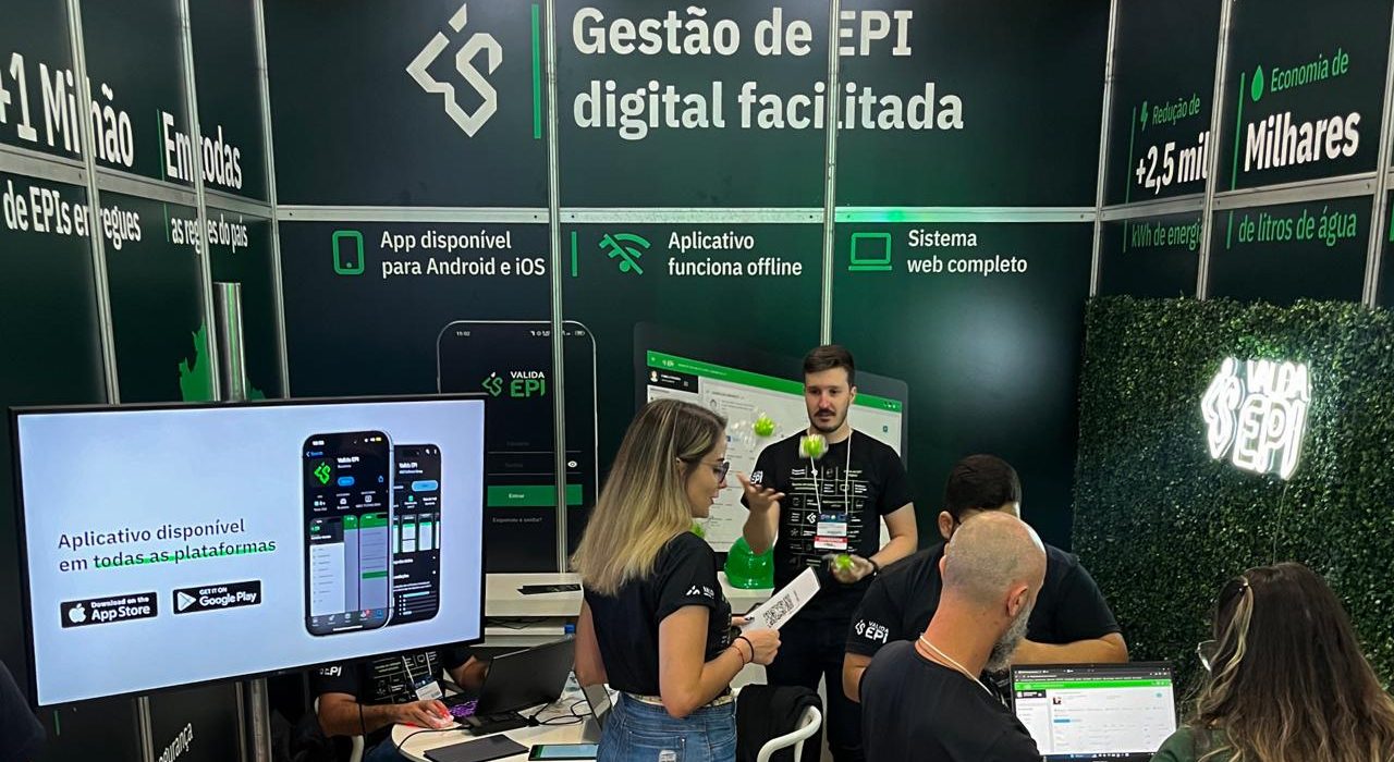 Estande do Valida EPI na FISP 24 - paredes verdes com texto em branco onde se lê 