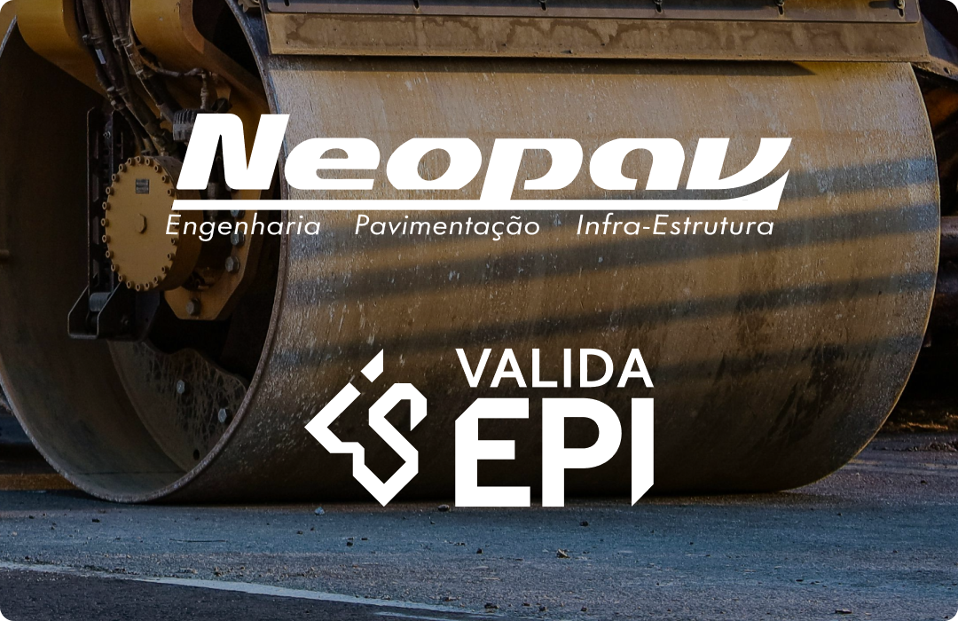 Foto de um rolo compressor com os logos Neopav e Valida EPI em branco sobre a imagem