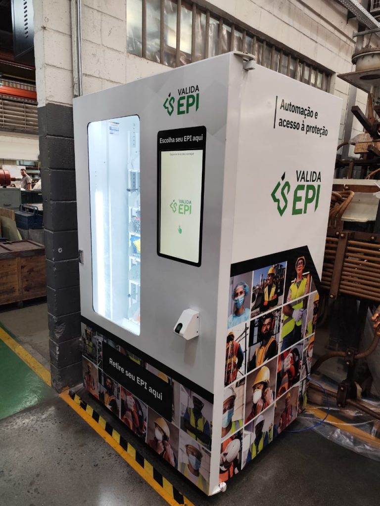 Máquina de EPI - vending machine instalada no galpão da Data Engenharia