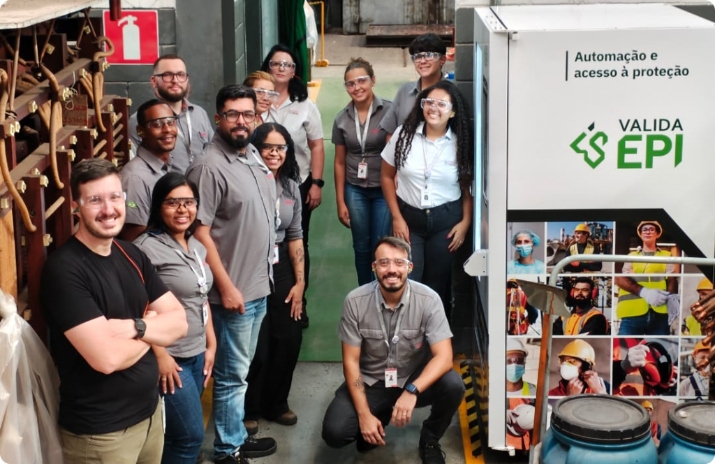Time Valida EPI e Data Engenharia reunidos próximo à máquina de EPI instalada em um dos galpões da Data.